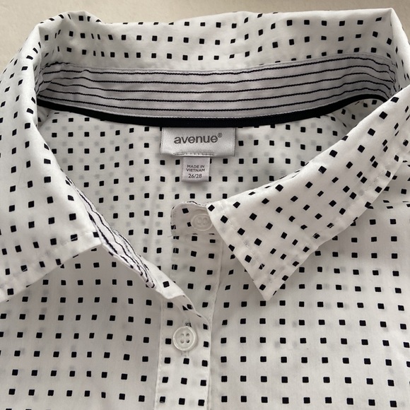 26/28 Avenue Dotted Print Button Up Blouse with 3/4 Sleeve and Shirttail Hem - Picture 17 of 17